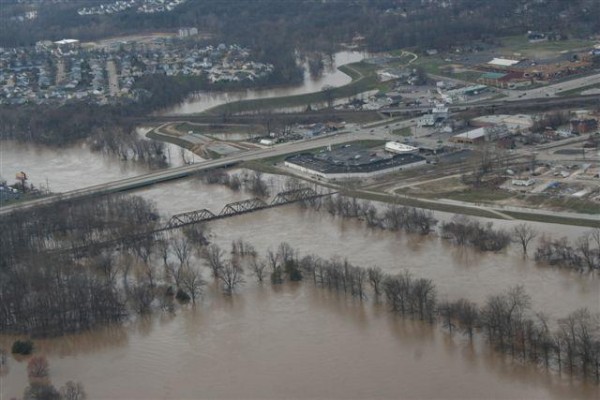A levee protecting the town of Valley Park, Missouri from 2008 flooding of the Meramec River, a tributary of the Mississippi. (photo by the City of Valley Park) 